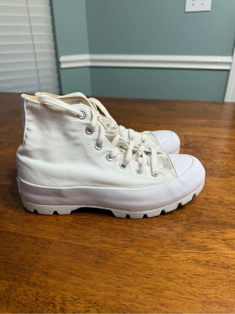 Converse Chuck Taylor All Star Lugged High Top White Women's Size 7.5 565902C